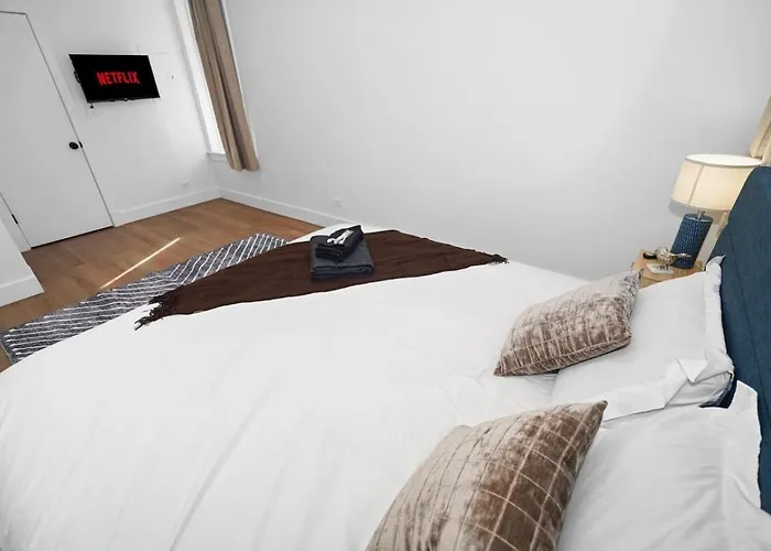 3br King Beds Sleeps 8 Near Humboldt Park Apartment Chicago